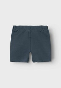 Pantalones cortos de algodón gris oscuro con una cinturilla elástica, que presentan una textura suave y un diseño sencillo. Sin bolsillos ni detalles adicionales.