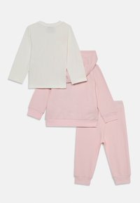 Conjunto infantil de duas peças, incluindo uma camiseta de manga longa branca, um moletom rosa e calças rosa a condizer, tudo em tecido de algodão suave.