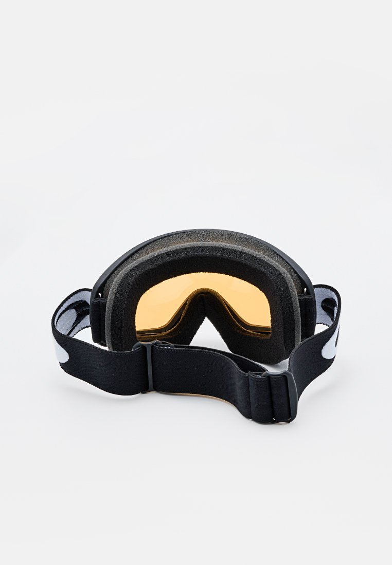 Ski goggles met een zwart schuimframe, gele getinte lens en verstelbare zwarte elastische band. Strak ontwerp voor gebruik in de buitenlucht.