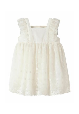 Biała niemowlęca sukienka bez rękawów z falbaniastymi ramiączkami i koronkową warstwą z kwiatowym wzorem na spódnicy.