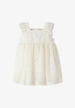 Hvit ermeløs babykjole med frynsete stropper og blomstrete blonder over skjørtet.