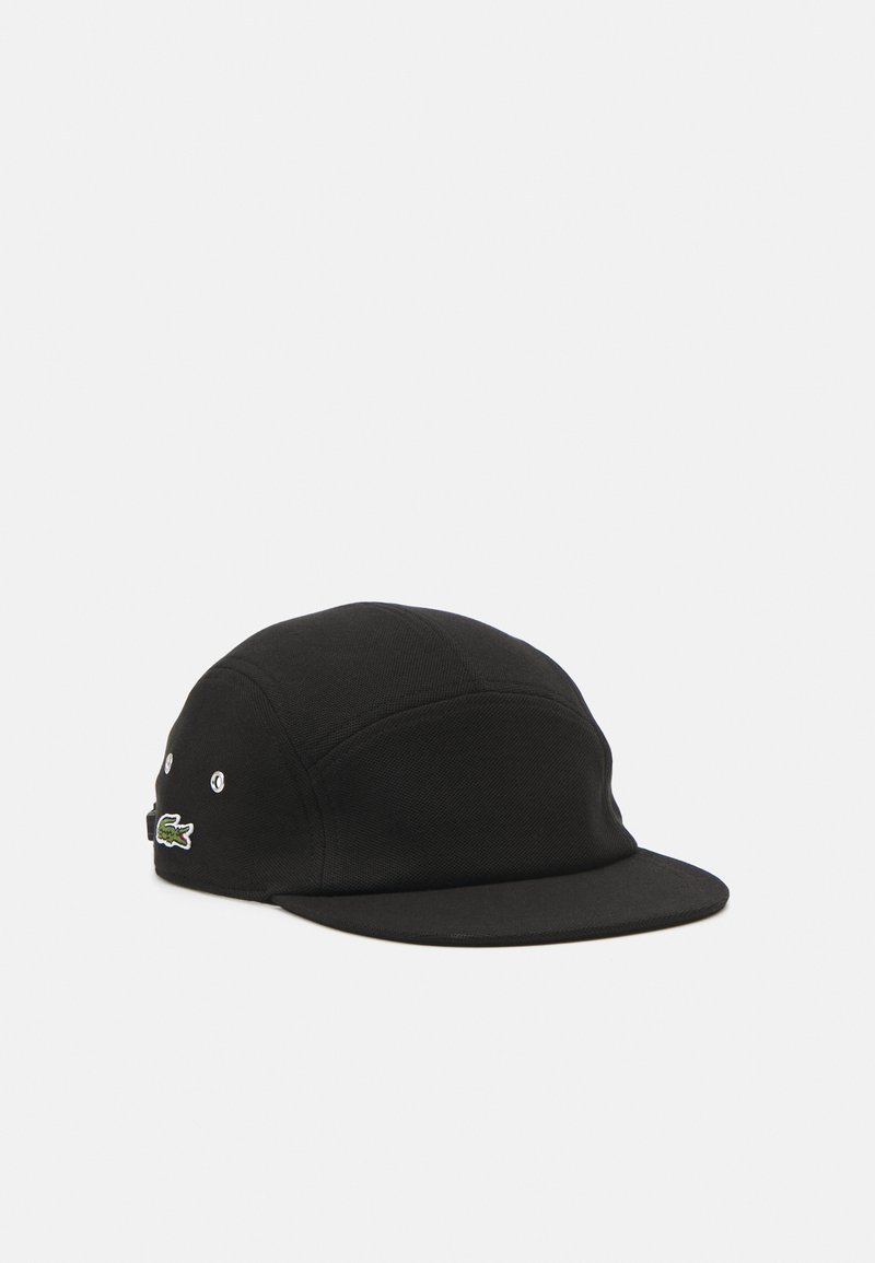 Boné preto de tecido, com uma coroa redonda, visor plano, ilhoses de metal e um logótipo verde bordado do lado.