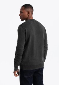 Ombre WASHED - Strickpullover - black