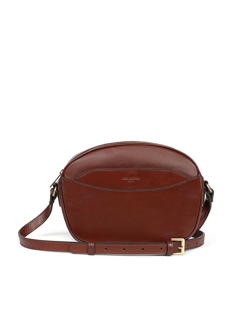 Borsa a tracolla in pelle marrone con forma arrotondata, tasca frontale e tracolla regolabile; superficie texturizzata e dettagli hardware ridotti al minimo.