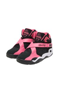 Hochsneaker in Schwarz und Pink, mit Wildleder- und Leder-Materialien, Kreuzriemen-Design, strukturiertem Profil und Logo-Akzenten.