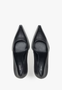 Černé lodičky na vysokém podpatku se špičatou špičkou vyrobené z hladké kůže, s otevřeným bočním výřezem a texturovanou stélkou.