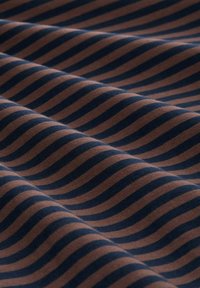 Gestreepte stof in donkerblauw en bruin, met horizontale lijnen die een gestructureerd uiterlijk creëren, glad aanvoelend.