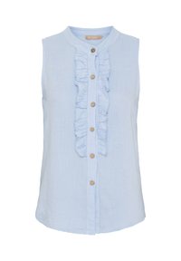 Lyseblå ærmeløs bluse med høj krave, frontdetail med flæser, og seks træknapper ned ad midten, lavet af blødt materiale.