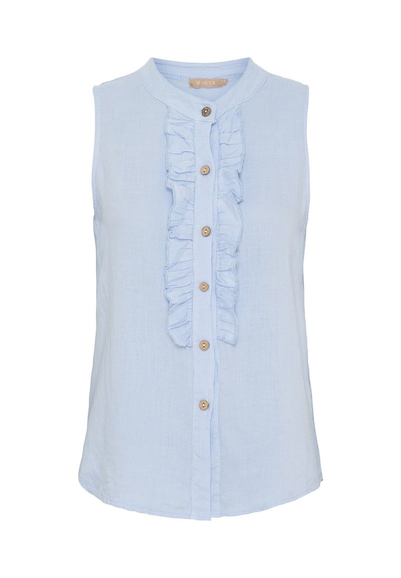 Lyseblå ærmeløs bluse med høj krave, frontdetail med flæser, og seks træknapper ned ad midten, lavet af blødt materiale.