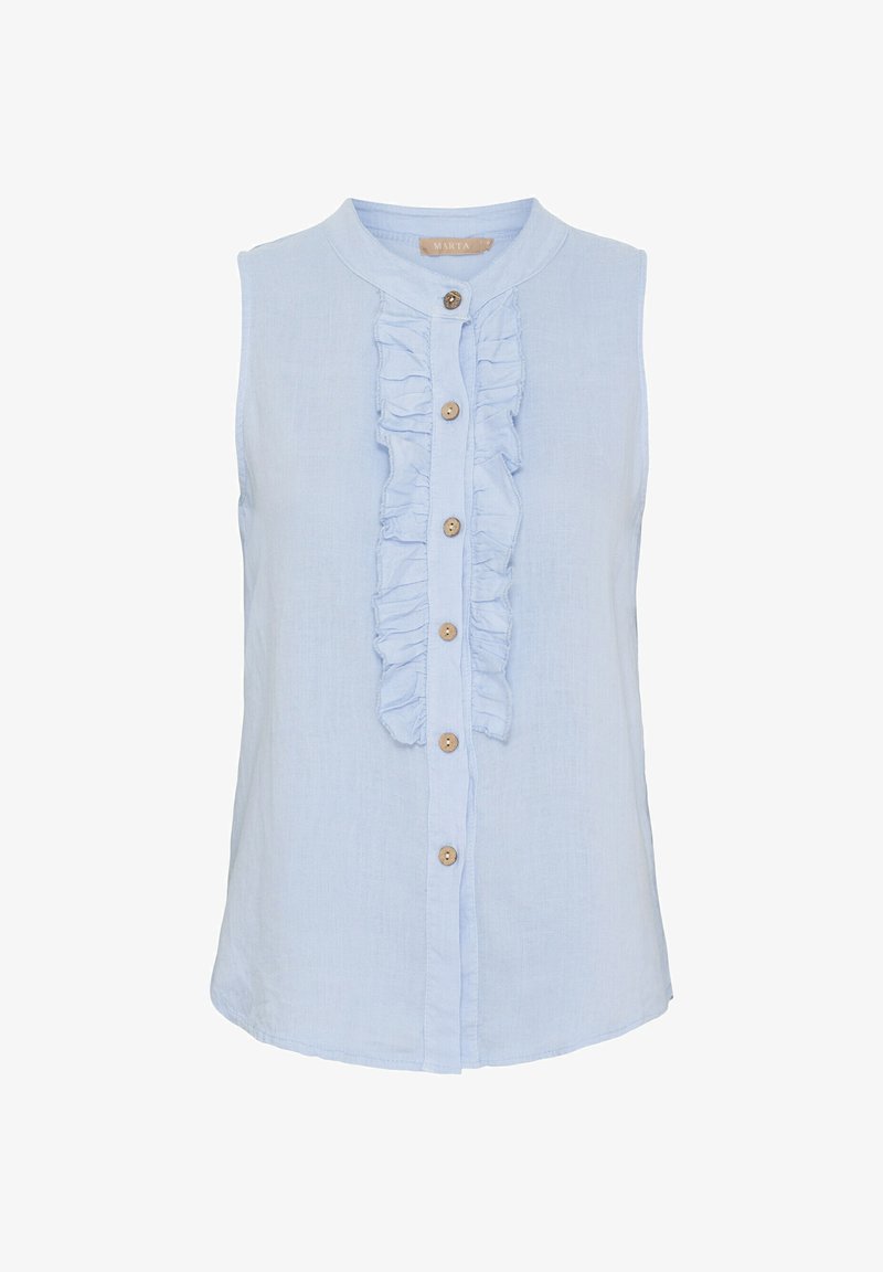 Lyseblå ærmeløs bluse med høj krave, frontdetail med flæser, og seks træknapper ned ad midten, lavet af blødt materiale.