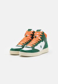 Wysokie trampki z zielonego zamszu i białych paneli ze skóry, pomarańczowe sznurowadła, perforowany przód i gumowa podeszwa z akcentami logo.