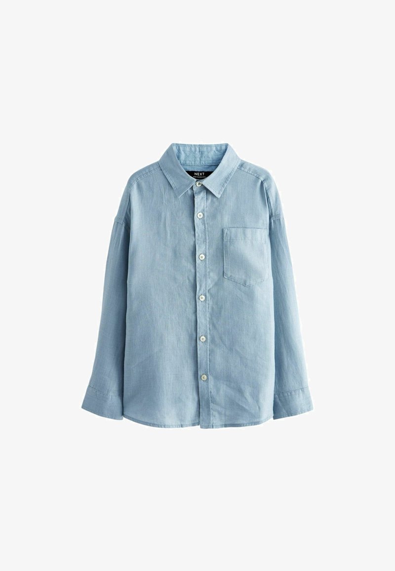Chemise en denim bleu clair à manches longues et à col pointu. Elle possède un bouton et une poche simple sur la poitrine.