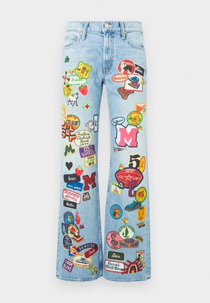 Šviesiai mėlyni džinsai su plačiomis kojomis, papuošti spalvingais siuviniais, kuriuose pavaizduoti raidės, gyvūnai ir įvairūs simboliai.