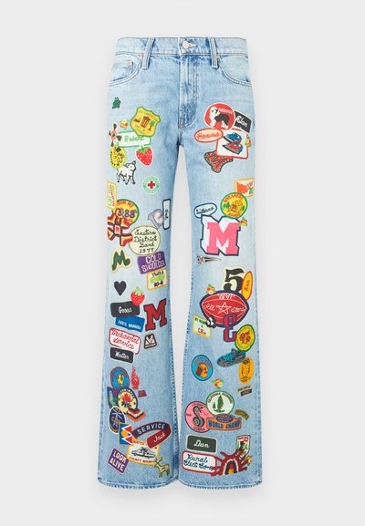 Blugi de denim bleu deschis cu picioare largi, decorați cu patch-uri brodate colorate ce prezintă litere, animale și diverse simboluri.