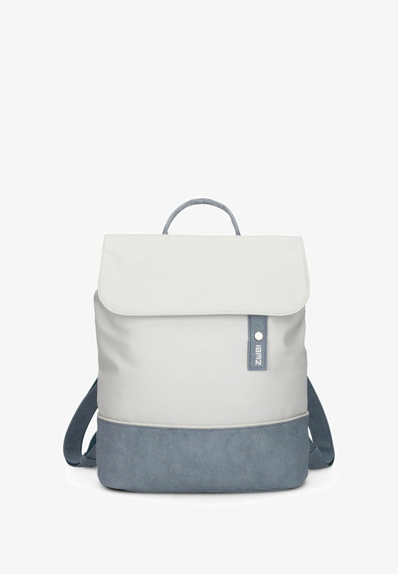 Sac à dos gris clair avec une partie supérieure lisse et une partie inférieure bleue texturée. Dispose d'un rabat de fermeture et de sangles réglables.