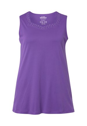 Lilla ærmeløs top lavet af blødt stof, med en firkantet halsudskæring prydet med små sølvnitter arrangeret i et dekorativt mønster.