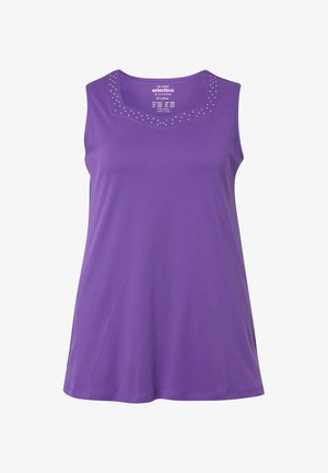 Paarse mouwloze top van zacht materiaal, met een vierkante halslijn versierd met kleine zilveren studs die in een decoratief patroon zijn gerangschikt.
