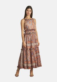 Abito lungo con motivi paisley marroni e blu, vita arricciata e gonna a strati. Realizzato in tessuto leggero con spalline regolabili.