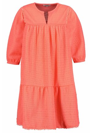 Koralfarvet kjole med struktureret stof, rund halsudskæring, 3/4-ærmer og rynket talje. Har et lagdelt skørt og diskrete trimdetaljer.