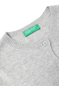 Světlé šedé pletené kardigan s žebrovaným výstřihem, se zapínáním na knoflík a zelenou nálepkou s nápisem "United Colors of Benetton."