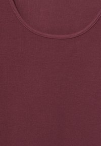 Tessuto bordeaux a coste con scollatura rotonda e superficie liscia, adatto per un abbigliamento casual. Non sono presenti motivi o decorazioni.