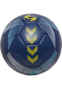 Granatowa piłka do ręcznej o teksturowanej powierzchni, żółte i jasnoniebieskie ukośne paski oraz okrągłe logo na górze. Wzór w sześciokątne panele.