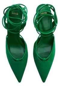 Chaussures à talons verts avec un design à bout pointu, fabriquées en matériau lisse. Présentent des brides croisées sur le dessus pour plus de détails.