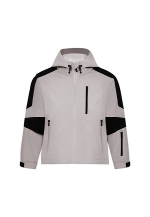 Giacca grigia chiaro con dettagli neri, cappuccio, zip frontale e multiple tasche con zip. Presenta una texture liscia e una vestibilità rilassata.
