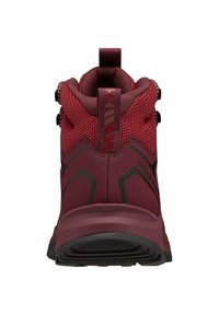 Bota de senderismo roja con parte superior de malla transpirable, talón reforzado, suela de goma texturizada y sistema de cordones ajustable. Presenta un logotipo en la parte trasera.