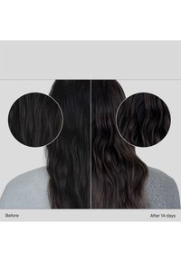 Voor en na afbeeldingen van donker golvend haar. Links toont droge lokken; rechts zijn de golven na 14 dagen gladder en beter gedefinieerd.