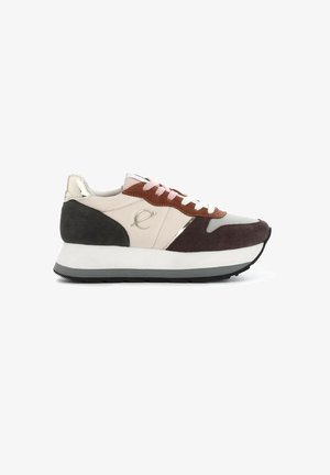 Tenis cu un amestec de suede roz, maro, negru și crem, cu detalii metalice, șireturi albe și o talpă groasă din cauciuc.