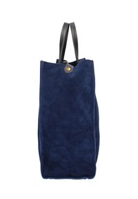 Navy suede handtas met zwarte leren handvatten, messing drukknoopsluiting, rechthoekige vorm en textuur oppervlak. Eenvoudig en functioneel ontwerp.