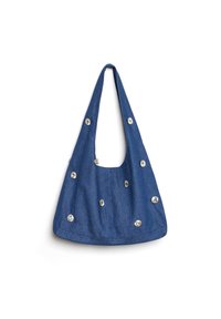 Džinsa pleca soma ar izliekta formas dizainu, kas rotāta ar sudraba toņa dekorācijām, kas vienmērīgi izvietotas pa visu virsmu, un ar vienu platu siksnu.