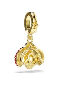 Χρυσό σκουλαρίκι κρίκος με κρεμαστό γούρι που διαθέτει αλληλοσυνδεόμενα σχήματα καρδιάς και έναν κυκλικό λεπτομέρεια στολισμένη με κόκκινες και μαύρες πέτρες.