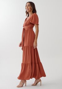 TUSSAH AUORA - Maksi suknelė - burnt orange