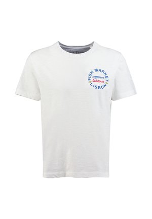Witte T-shirt met korte mouwen met blauwe en rode tekst "Fish Market Lisbon Sardines" en een blauwe visafbeelding op het linkerborstgebied.