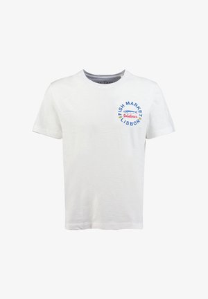 Witte T-shirt met korte mouwen met blauwe en rode tekst "Fish Market Lisbon Sardines" en een blauwe visafbeelding op het linkerborstgebied.