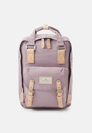 Zaino viola con dettagli in pelle, dotato di spallacci regolabili, due tasche anteriori con fibbie e una toppa con logo. Texture del tessuto liscia.