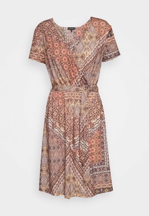 Vestido cruzado de manga corta con escote en V y cinturón, con un detallado patrón geométrico y floral en tonos tierra marrón y beige.
