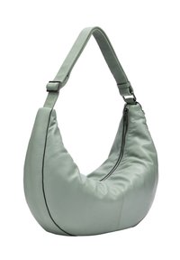 Bolso hobo de cuero verde con una textura suave, forma curva y costuras en negro. Cuenta con un cierre de cremallera y una correa ajustable.