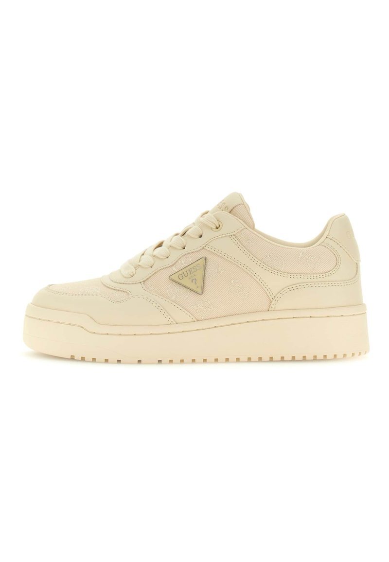 Beige tenisky s texturovaným svrškem, hladkými koženými detaily a nášivkou loga na boku. Odolná gumová podrážka se vzorovaným profilem.
