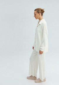 Touché Privé KNIT CARDIGAN AND TROUSERS SET - Kardigán - ecru