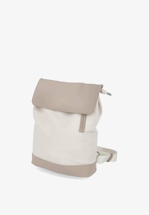 Beżowy i ecru plecak z klapą, regulowanym paskiem na ramię i prostokątnym kształtem, prezentowany na białym tle.