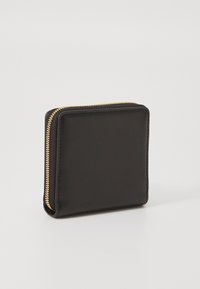 Portefeuille en cuir noir au design carré, avec des détails de fermeture éclair dorés, une texture lisse et une taille compacte pour un transport facile.