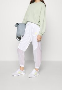 Nike Sportswear Träningsbyxor - white