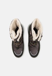 Schwarze und graue, mit Fell gefütterte Stiefel aus strukturiertem Material, mit bunten geflochtenen Schnürsenkeln und einem runden Zehendesign.