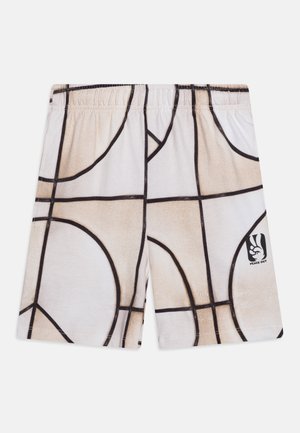 Hvide shorts med beige og sort geometrisk basketballbane-mønster og et lille "peace out" håndtegnslogo nær kanten.