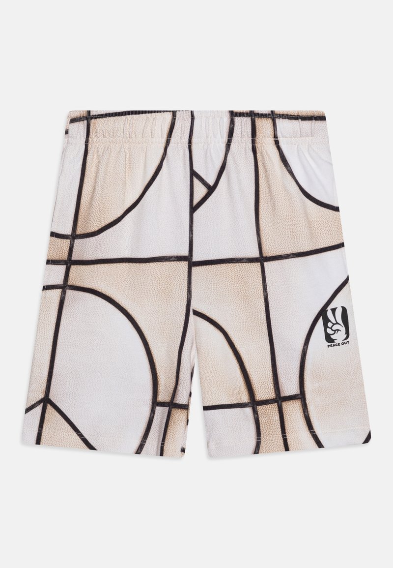 Shorts blancs avec motif géométrique de terrain de basket en beige et noir et petit logo « peace out » avec un signe de main près de l'ourlet.