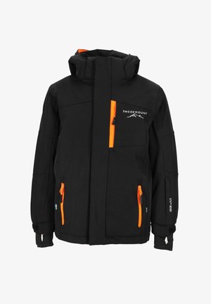 Schwarze Outdoorjacke mit orangefarbenen Akzenten, mehreren Reißverschlusstaschen, hohem Kragen, verstellbaren Bündchen und "SWEDEMOUNT"-Logo auf der Vorderseite.
