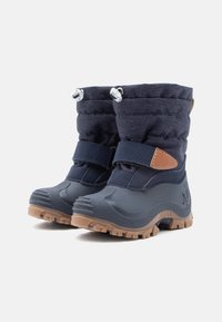 Granatowe śniegowce z teksturowaną górą z materiału, gumowym czubkiem, regulowanym sznurkiem u góry i brązowym paskiem akcentującym. Solidna, rowkowana podeszwa.